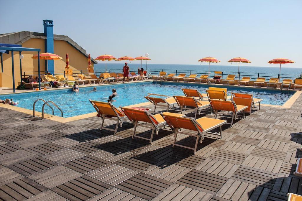 Grand Hotel Dei Cesari Dependance Anzio Exterior foto